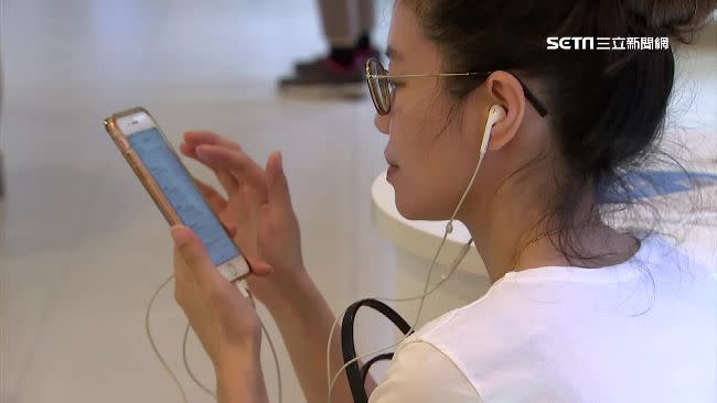 中國實測兩名近視500度與900度的民眾，在戴著眼鏡與脫下眼睛觀看手機影片1小時後，度數增加幅度對比，結果令人意想不到。（示意圖／翻攝自資料畫面）