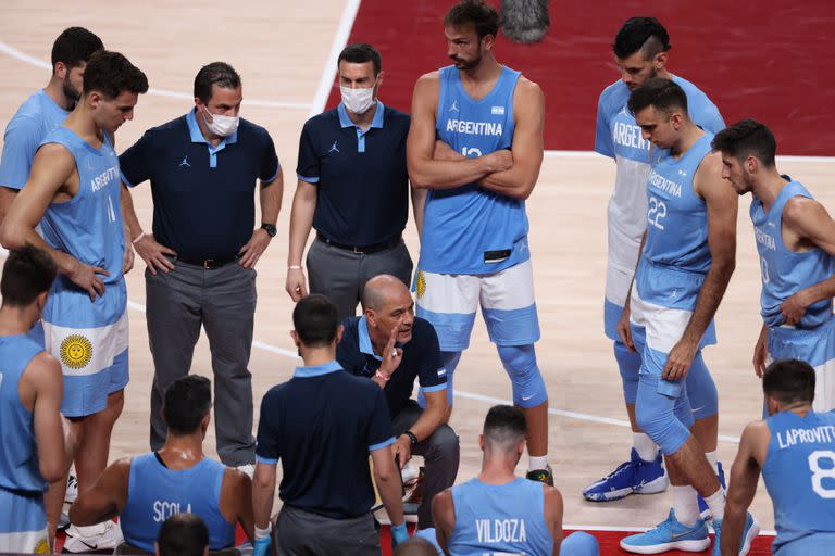 El entrenador del equipo argentino, Sergio Hernández, habla con sus jugadores.