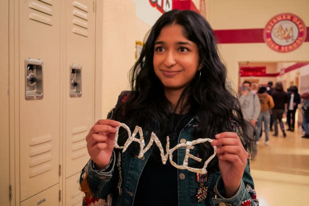 Devi (Maitreyi Ramakrishnan) spells it out for Paxton.<p>Photo: Isabella B. Vosmikova/Courtesy of Netflix</p>