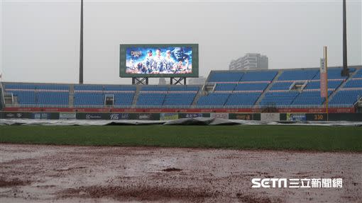 桃園棒球場因雨延賽。（資料圖／記者王怡翔攝影）