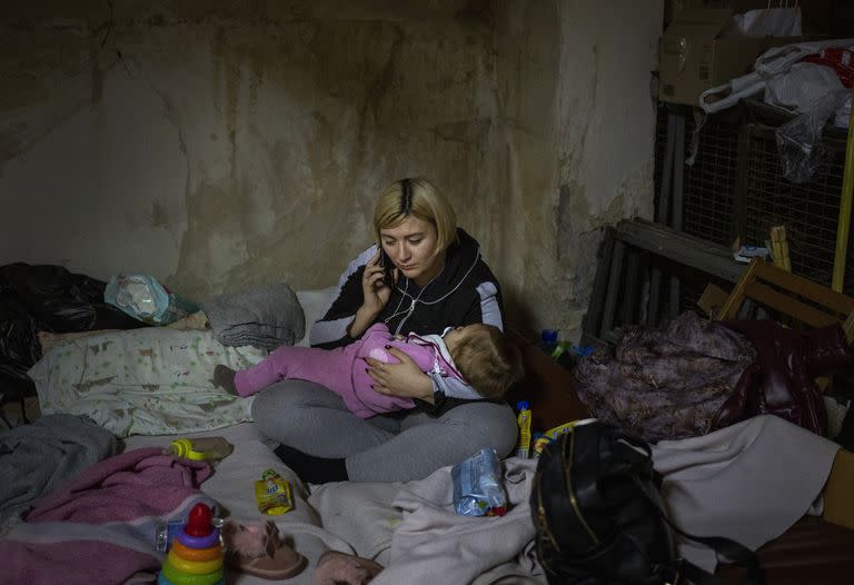 Una mujer se refugia en un búnker de Kiev, junto a su bebe