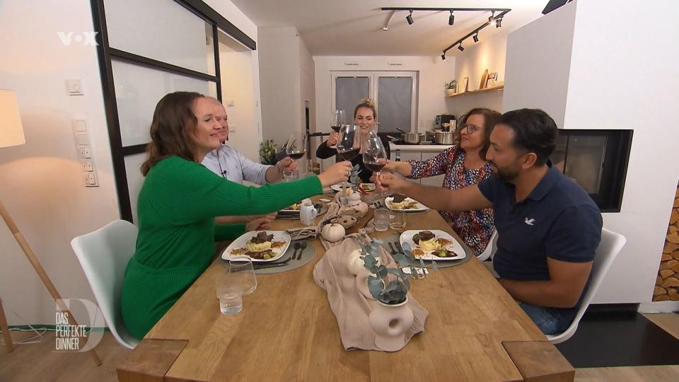 Angesichts der leckeren Hauptspeise steigt der Appetit der Gäste, von links: Lisa, Jürgen, Gastgeberin Sina, Inga und Edip.
 (Bild: RTL)