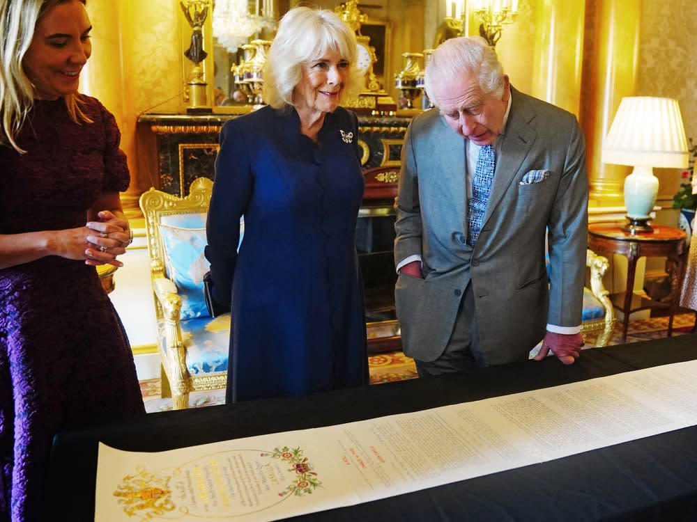 Camilla und Charles nehmen die Coronation Roll in Augenschein. (Bild: VICTORIA JONES / POOL/AFP via Getty Images)