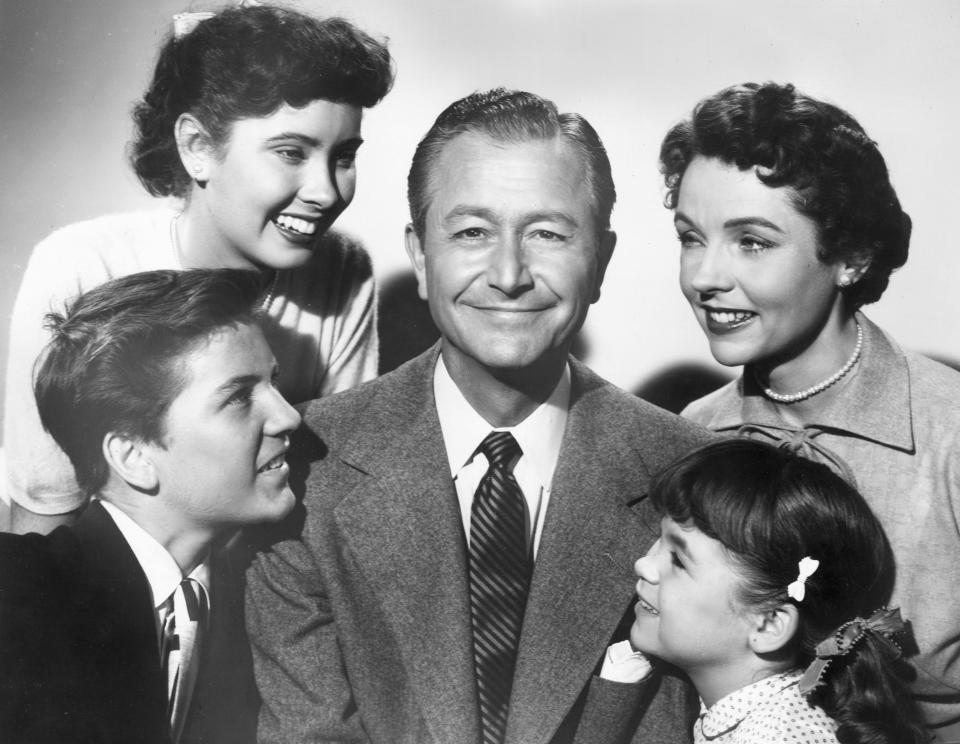 Cast of the television series 'Father Knows Best' in February 1965. Clockwise from lower left: Billy Gray, Elinor Donahue, Robert Young, Jane Wyatt and Lauren Chapin.