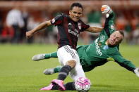 AC Milan's Carlos Bacca (L) scores past Empoli's goalkeeper Lukasz Skorupski during their Serie A soccer match at San Siro stadium in Milan, August 29, 2015. REUTERS/Giampiero Sposito