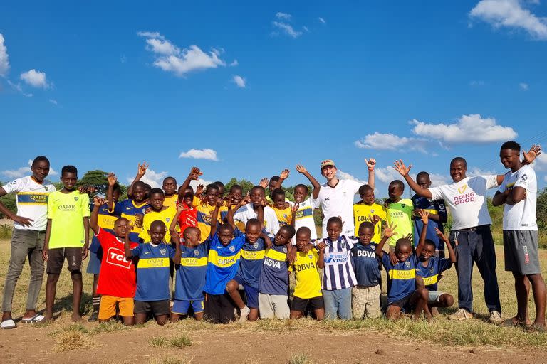 Martín junto a chicos de la ONG New Hope Waves en Zambia