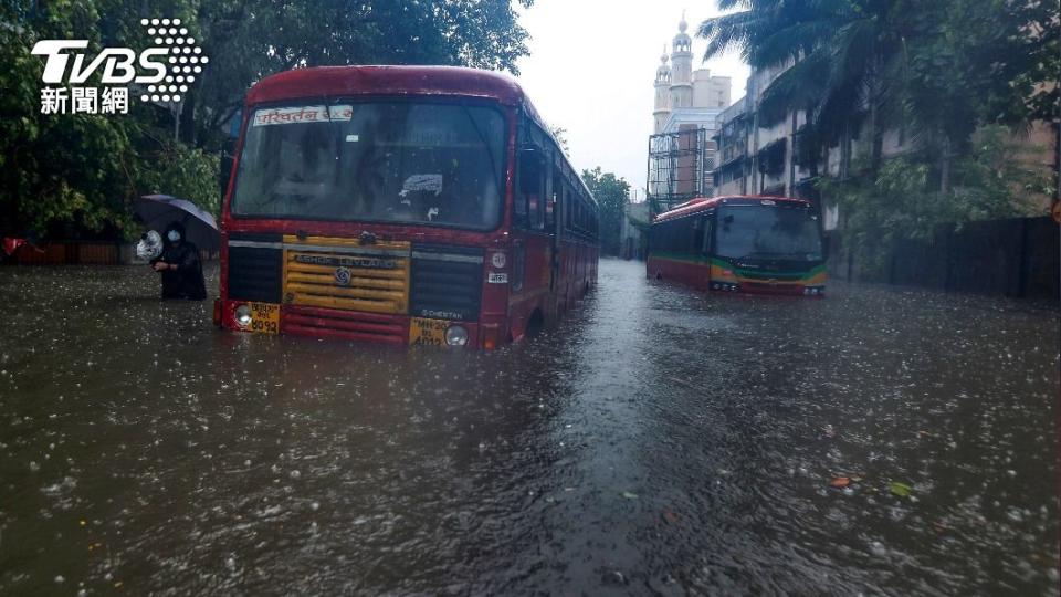 強烈氣旋侵襲印度，街道積水造成一輛公車熄火受困(圖／達志影像美聯社)