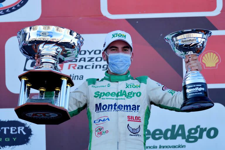 Julián Santero celebra la victoria en el podio de San Nicolás; el mendocino logró el primer triunfo en la temporada y el quinto en el Turismo Carretera