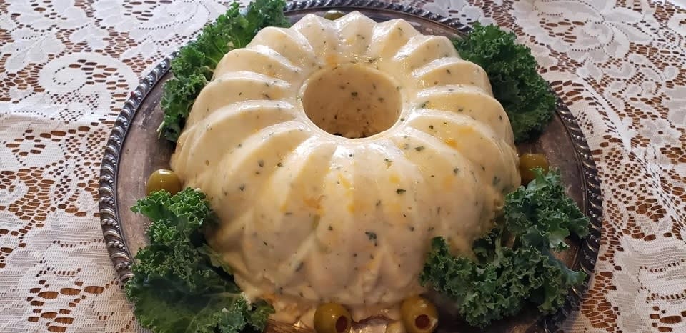 gelatinized mac 'n' cheese in the shape of a ring mold