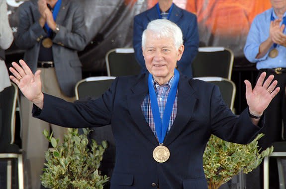 Hank Hartsfield thanks the audience for its applause at the 2009 U.S. Astronaut Hall of Fame induction ceremony.