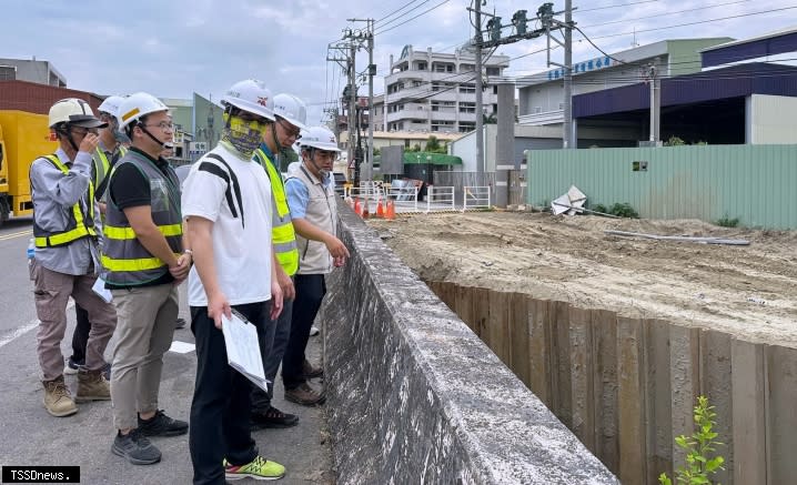 地震後又降雨易使土石結構不穩定，南市災防辦公室加強土石易崩塌點及在建工程巡檢，確保工區防減災作業符合規定。（記者李嘉祥攝）