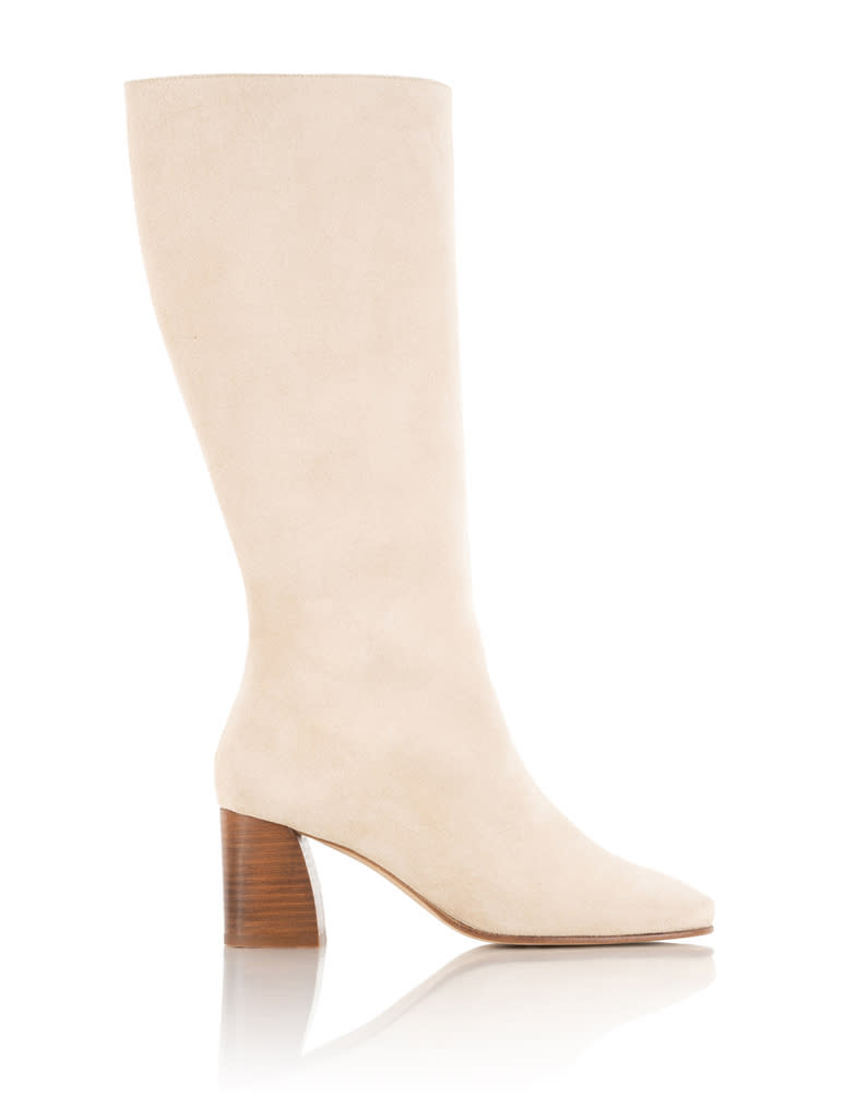 Prix : 275 euros<br><br><a href="https://www.bobbies.com/en/thigh-boots/4000008579-48819-blake-beige.html#/136-sizeeu-38" rel="nofollow noopener" target="_blank" data-ylk="slk:Acheter;elm:context_link;itc:0;sec:content-canvas" class="link ">Acheter</a><br><a href="https://www.elle.fr/Mode/Chaussures/chaussures-tendances-automne-hiver#xtor=AL-541" rel="nofollow noopener" target="_blank" data-ylk="slk:Voir la suite des photos sur ELLE.fr;elm:context_link;itc:0;sec:content-canvas" class="link ">Voir la suite des photos sur ELLE.fr</a><br><h3> A lire aussi </h3><ul><li><a href="https://www.elle.fr/Mode/Dossiers-mode/Mode-rentree-2021-Voici-les-bottes-les-plus-stylees-de-la-saison#xtor=AL-541" rel="nofollow noopener" target="_blank" data-ylk="slk:Mode rentrée 2021 : Voici les bottes les plus stylées de la saison;elm:context_link;itc:0;sec:content-canvas" class="link ">Mode rentrée 2021 : Voici les bottes les plus stylées de la saison</a></li><li><a href="https://www.elle.fr/Mode/Chaussures/6-paires-de-chaussures-plates-a-porter-avec-des-robes-3693260#xtor=AL-541" rel="nofollow noopener" target="_blank" data-ylk="slk:6 paires de chaussures plates à porter avec des robes;elm:context_link;itc:0;sec:content-canvas" class="link ">6 paires de chaussures plates à porter avec des robes </a></li><li><a href="https://www.elle.fr/Mode/Chaussures/Bottes#xtor=AL-541" rel="nofollow noopener" target="_blank" data-ylk="slk:Ces bottes elles nous bottent !;elm:context_link;itc:0;sec:content-canvas" class="link ">Ces bottes elles nous bottent !</a></li><li><a href="https://www.elle.fr/Mode/Chaussures/Selection-baskets-femme-pour-etre-bien-dans-ses-pompes#xtor=AL-541" rel="nofollow noopener" target="_blank" data-ylk="slk:Des baskets pour être bien dans ses pompes;elm:context_link;itc:0;sec:content-canvas" class="link ">Des baskets pour être bien dans ses pompes </a></li><li><a href="https://www.elle.fr/Astro/Horoscope/Quotidien#xtor=AL-541" rel="nofollow noopener" target="_blank" data-ylk="slk:Consultez votre horoscope sur ELLE;elm:context_link;itc:0;sec:content-canvas" class="link ">Consultez votre horoscope sur ELLE</a></li></ul>