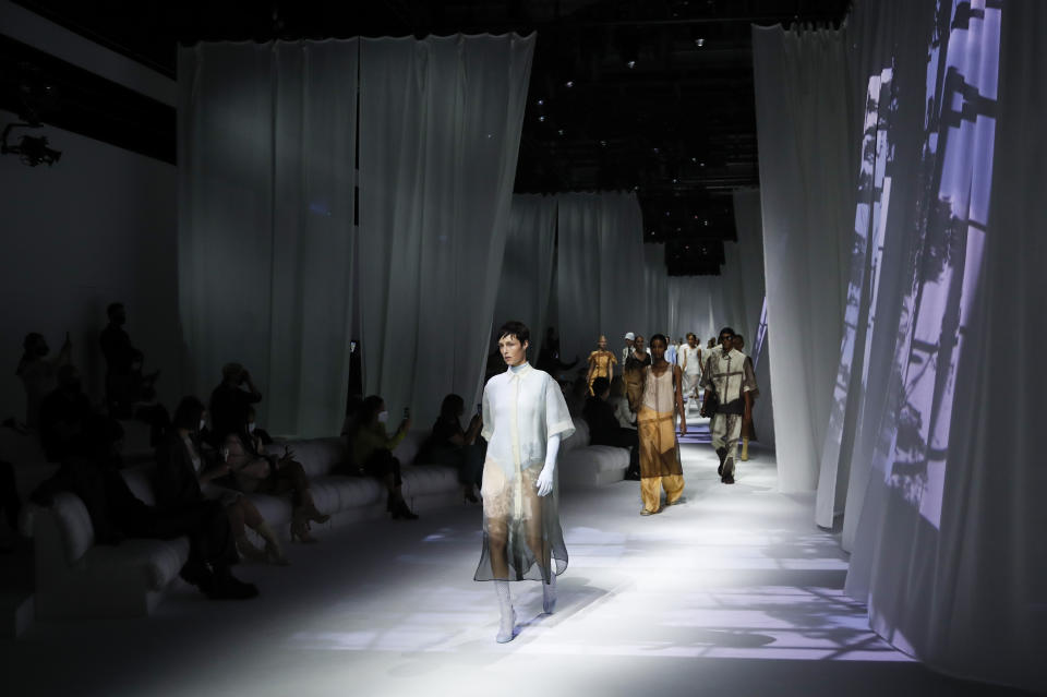 Modelos presentan piezas de la colección primavera-verano 2021 de Fendi durante la Semana de la Moda de Milán en Milán, Italia el miércoles 23 de septiembre de 2020. (Foto AP/Antonio Calanni)