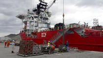 <p>Los trabajadores portuarios se preparan para cargar el equipo de la armada estadounidense en el barco Skandi Patagonia, en Comodoro Rivadavia, Argentina, el lunes 20 de noviembre de 2017. El SRC se desplegará en el Atlántico Sur durante la operación de búsqueda y rescate del submarino argentino ARA San Juan, perdido en el mar desde el pasado miércoles con una tripulación de 44 personas. (AP Foto / Saul Gherscovici) </p>