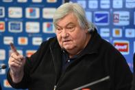 <p>Président emblématique du club de football de Montpellier, Louis Nicollin est mort à 74 ans le jour de son anniversaire, le 29 juin. Il avait fondé en 1974 le club sudiste et avait réussi à le voir champion de France en 2012. Surnommé « Loulou », il avait une place particulière dans le paysage footballistique français de part son imposante figure, ses paroles crues, ses innombrables coups de gueule mais surtout son immense passion pour le ballon rond. (Crédit : AFP) </p>