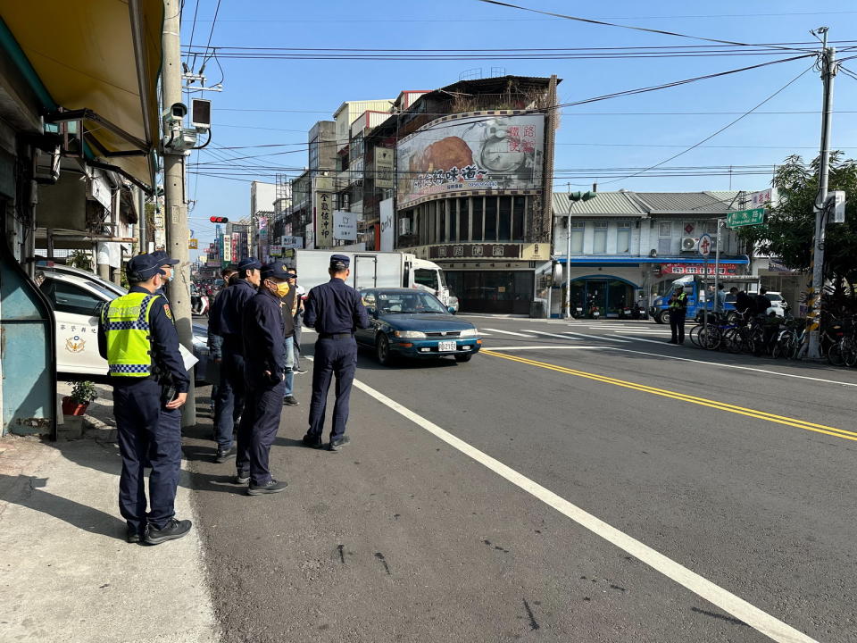 ▲溪湖鎮員鹿路與彰水路口1日下午發生死亡車禍！彰化監理站及縣警局人員前往肇事地點會勘。（記者陳雅芳攝）