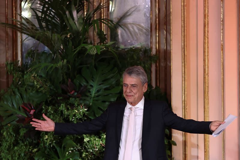 El cantante y escritor brasileño Chico Buarque asiste a la ceremonia del Premio Camoes, en Lisboa, Portugal,