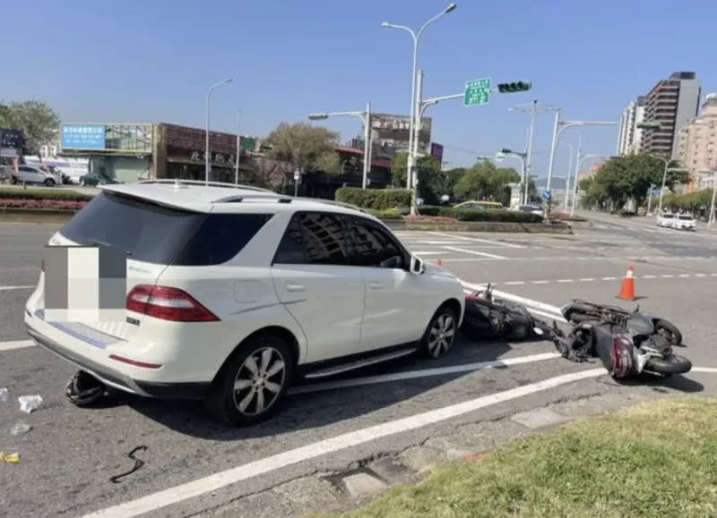 ▲北市北投區承德路、文林北路路口發生死亡車禍，一輛賓士白色休旅車撞上4輛機車，其中一名騎士遭捲車底，傷重不治。（圖／翻攝畫面）