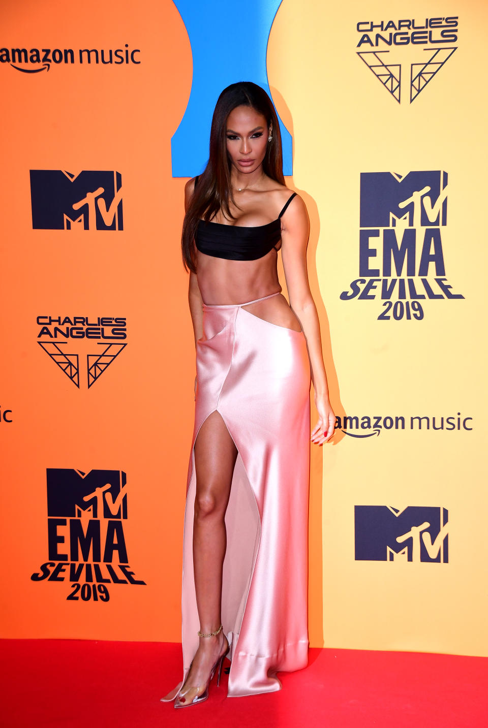 Joan Smalls defendió con mucho estilo un conjunto de Brandon Maxwell que no era fácil de llevar. ¿Sexy o vulgar? Esa es la cuestión. (Foto: Ian West / Getty Images)