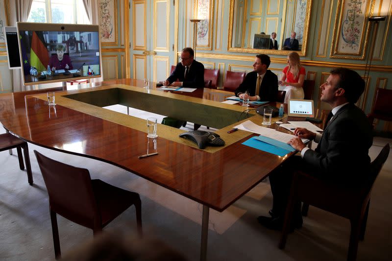 El presidente francés Emmanuel Macron escucha a la canciller alemana Angela Merkel durante una videoconferencia en el Palacio del Elíseo, París, Francia.