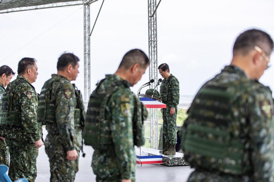 嚴部長率全體人員為因公殉職同袍默哀。   圖:軍聞社提供