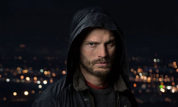 Paul Spector de ‘The Fall’: casado, marido cuidadoso y un padre envidiable. La vida privada de Paul es una auténtica perfección, mucho antes de saber que es un asesino en serie. Jaimie Dornan es uno de los actores más sexies de la actualidad, y sin duda alguna, utiliza bien sus rasgos para identificar al prototipo de sex symbol que hoy en día ha tirado por tierra al clásico caballero que enamoraba a las mujeres de la década de los noventa. (Imagen:  ©BBC)