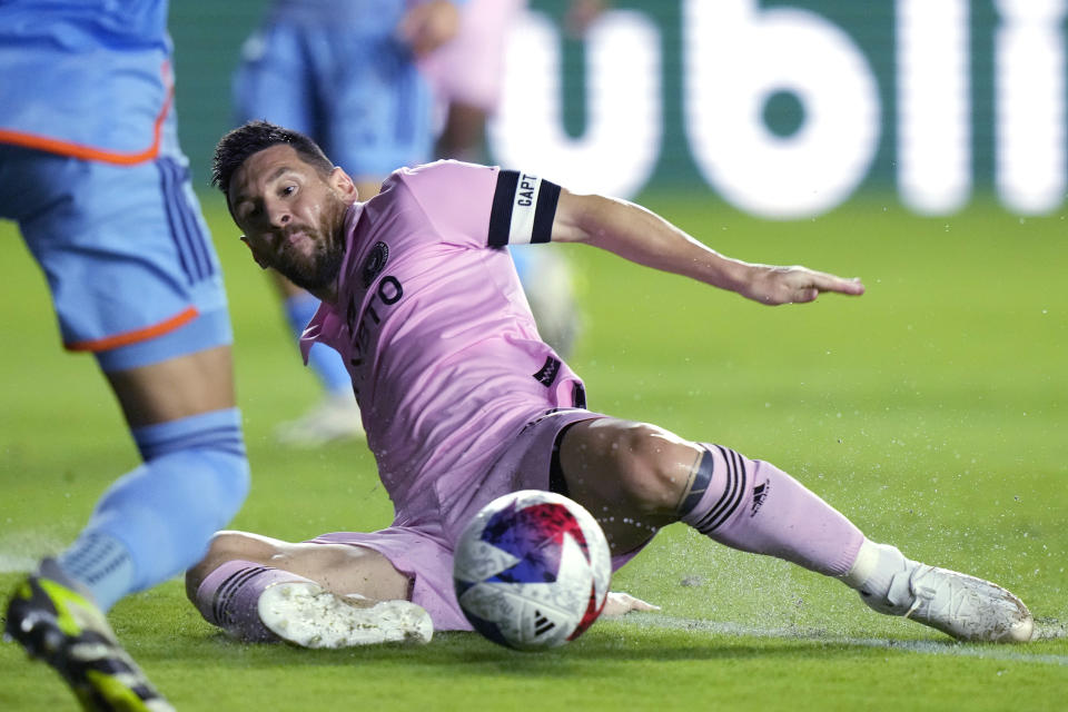 El argentino Lionel Messi, del Inter Miami, cae al césped durante el partido ante el New York City Fc, el viernes 10 de noviembre de 2023, en Fort Lauderdale, Florida (AP Foto/Lynne Sladky)