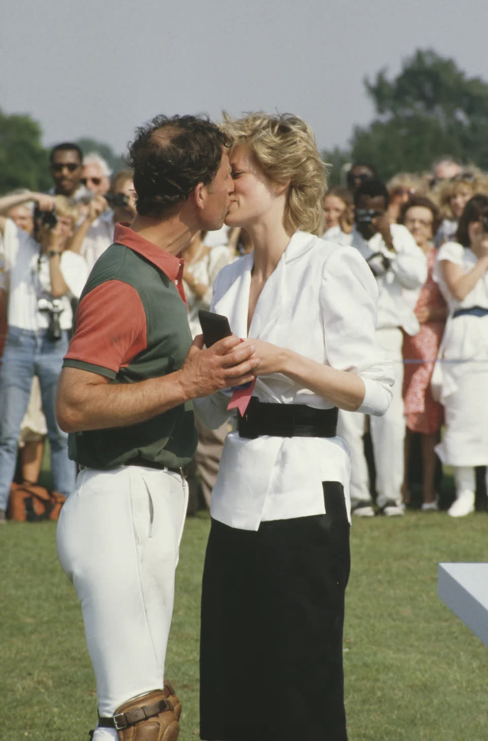 1986 年，查理斯和戴安娜在溫莎一個馬球會親吻。根據資料，查理斯在該年跟卡米拉再展關係。（Getty）