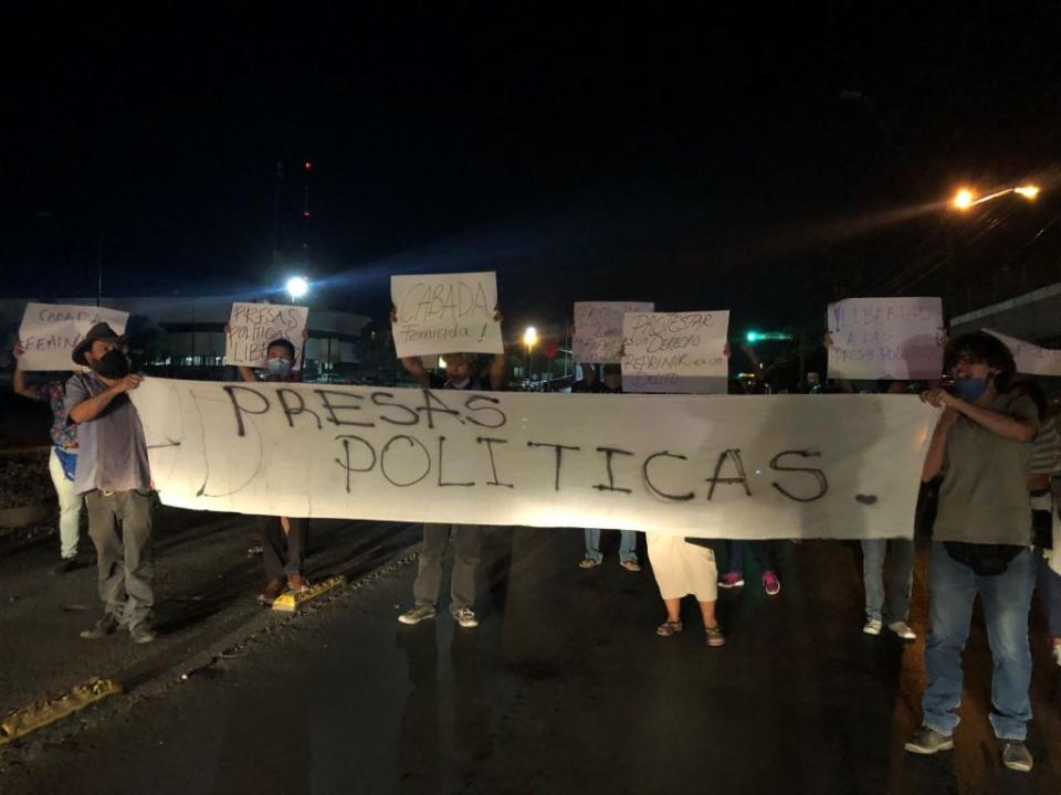 Protesta sobre carriles del eje vial Juan Gabriel por la detención de mujeres. Fotografía: Rocío Gallegos / La Verdad