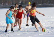 <p>Mehrere Frauen aus der chinesischen Stadt Shenyang spielen zum Internationalen Frauentag im Schnee. Die momentane Kälte scheint ihnen nichts auszumachen – sie sind in kurzer Trainingskleidung draußen unterwegs. (Bild: AFP/Getty Images) </p>