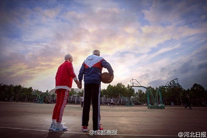 Más allá de experiencias llenas de lujo y glamour, la pareja posó disfrutando de lo cotidiano. Así, podemos verlos leyendo, caminando, tomando el té e incluso en una cancha de básquetbol.