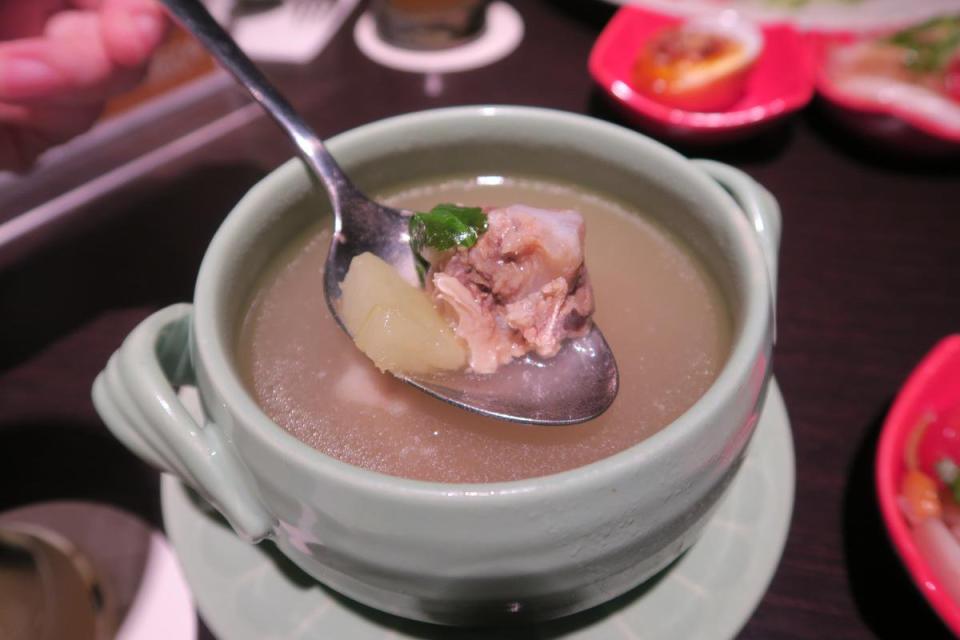 青木瓜排骨湯很有誠意，但調味過鹹，無法喝完。