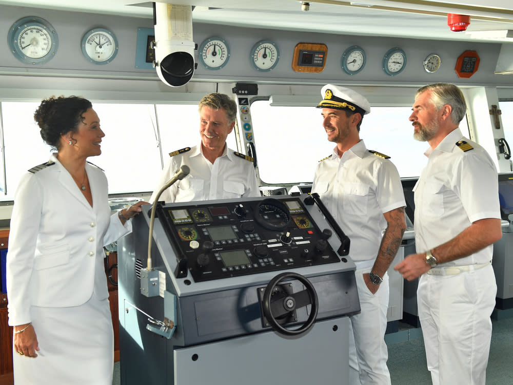 Kapitän Max Parger (Florian Silbereisen, 2.v.r.) mit Hanna Liebhold (Barbara Wussow, l.), Dr. Sander (Nick Wilder, 2.v.l.) und Staff-Kapitän Martin Grimm (Daniel Morgenroth, r.). (Bild: ZDF/Dirk Bartling)