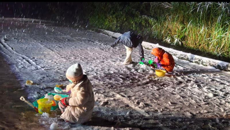 陽明山下雪了(截自臉書粉專發現陽明山網友趙小姐上傳圖片)