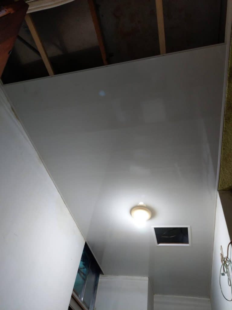 環保局木工組趕在過年前維修低收入戶家中即將塌陷的天花板，腐鏽燈具也予以更換，讓葉先生全家感激萬分。(記者郭基生攝)
