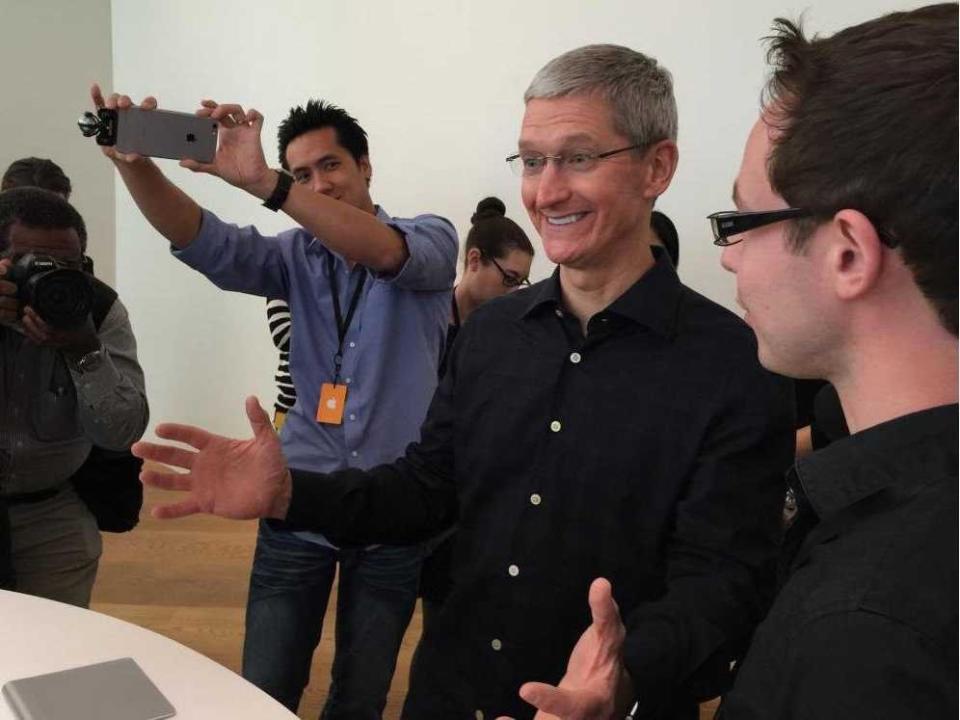 Tim Cook looking at iMac Retina display