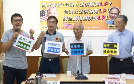 台灣民間反瘦肉精毒豬聯盟痛批「沒有社會共識就執意開放是踐踏民主，衛福部、農委會首長也無一絲歉意相當狂妄傲慢，公民團體無法接受國民健康被出賣、資訊被業配廣告誤導欺騙，更堅決反對開放瘦肉精美豬，將連接更多民團監督食安，走上街頭表達意見」！（圖片來源：中廣新聞網，資料照）