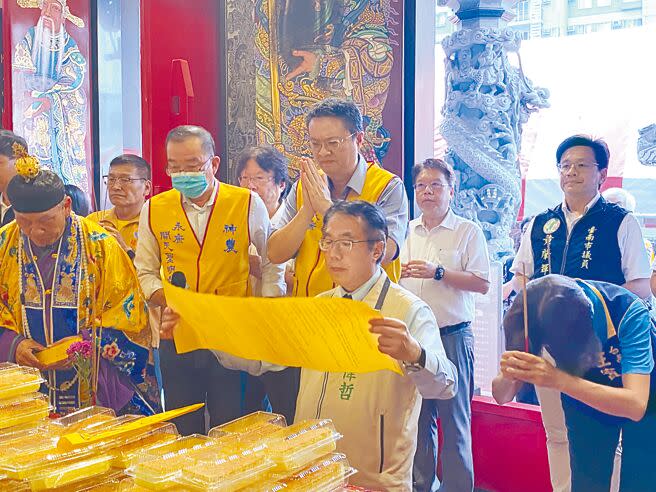 台南登革熱疫情嚴峻，市長黃偉哲（前排跪者）3日於主祀神農大帝的永康區開天聖明宮祈求疫情早日降溫。（曹婷婷攝）