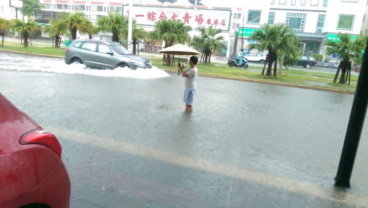 颱風尼莎帶來強降雨，屏東多個沿海鄉鎮淹水，其中，東港鎮淹水嚴重。（中央社/網友吳顓哲提供）