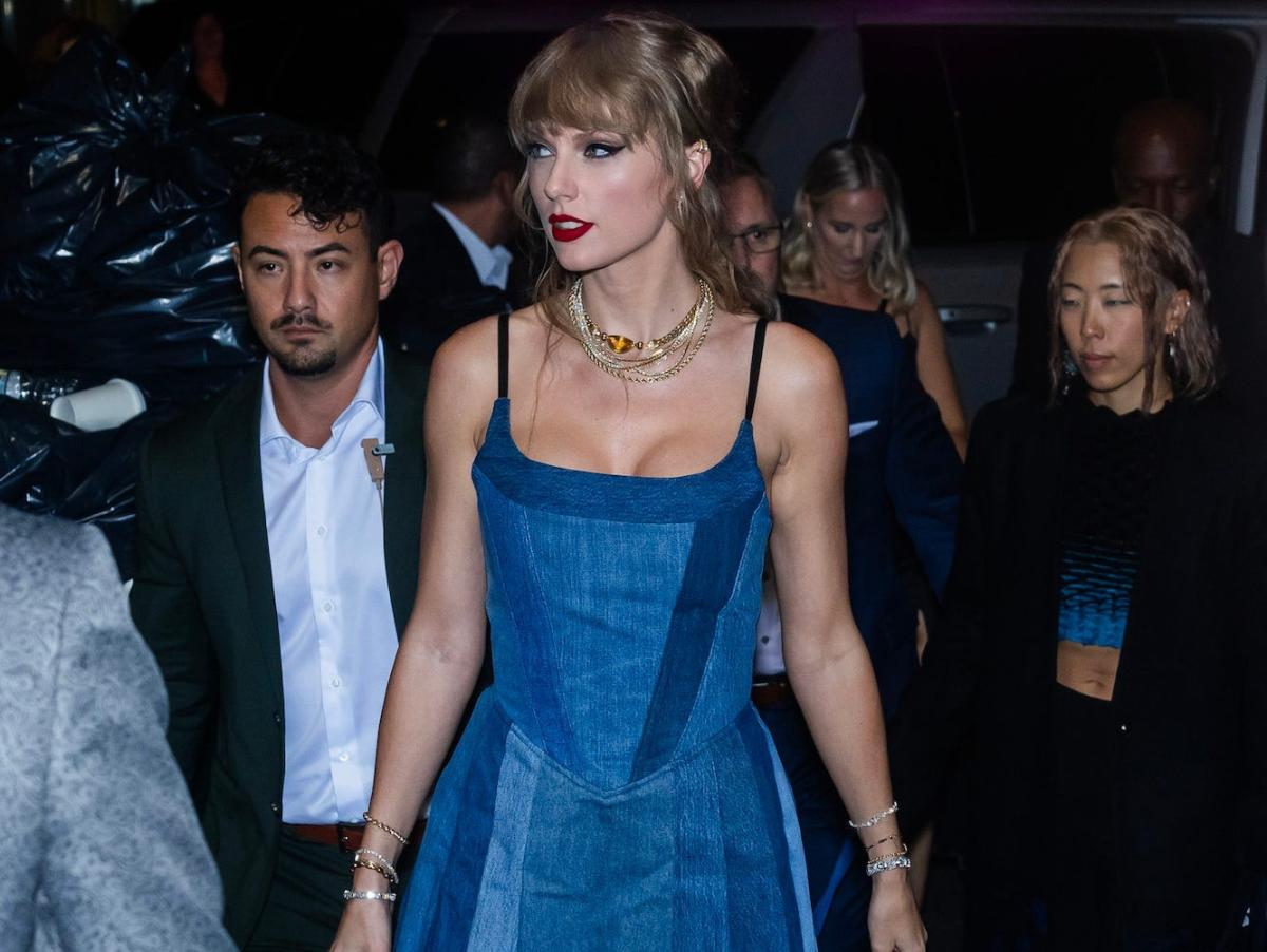 ExtraTV, ~'Cause darling I'm a nightmare dressed like a *denim* dream~ 💙  Taylor Swift was a blue-jean bombshell as she hit the #VMAs after