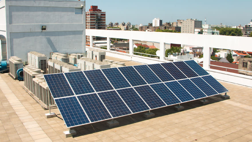 Instalación de paneles solares en la terraza del edificio de Exo en Parque Patricios