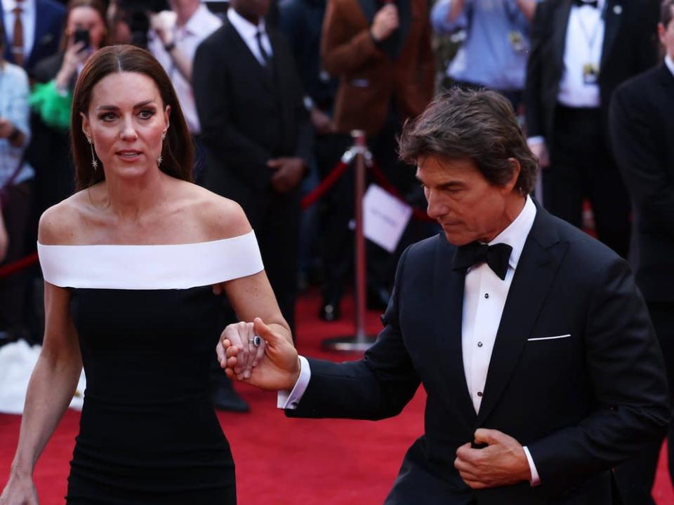 Tom Cruise hilft Herzogin Kate auf dem roten Teppich die Treppen hoch. (Bild: imago/i Images)