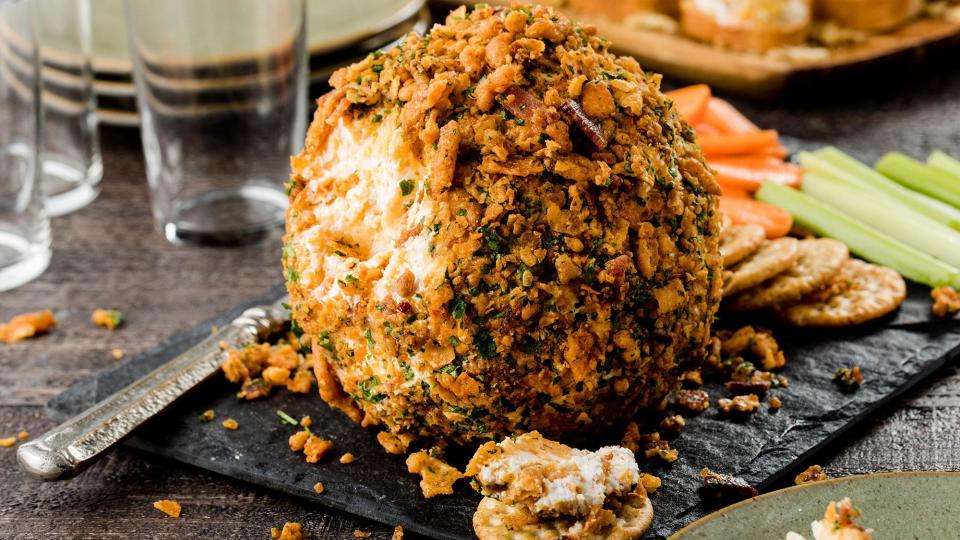 Crispy Bacon Cheddar Cheese Ball