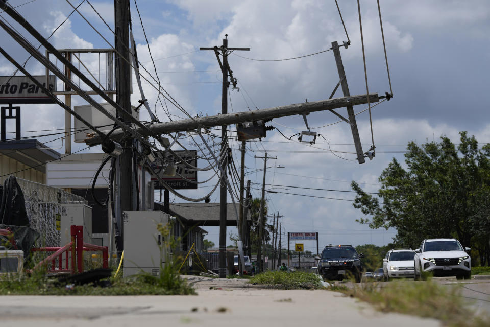 Una torre de líneas de electricidad derribada en Houston, el martes 9 de julio de 2024, tras el paso del huracán Beryl en Texas. (AP Foto/Eric Gay)