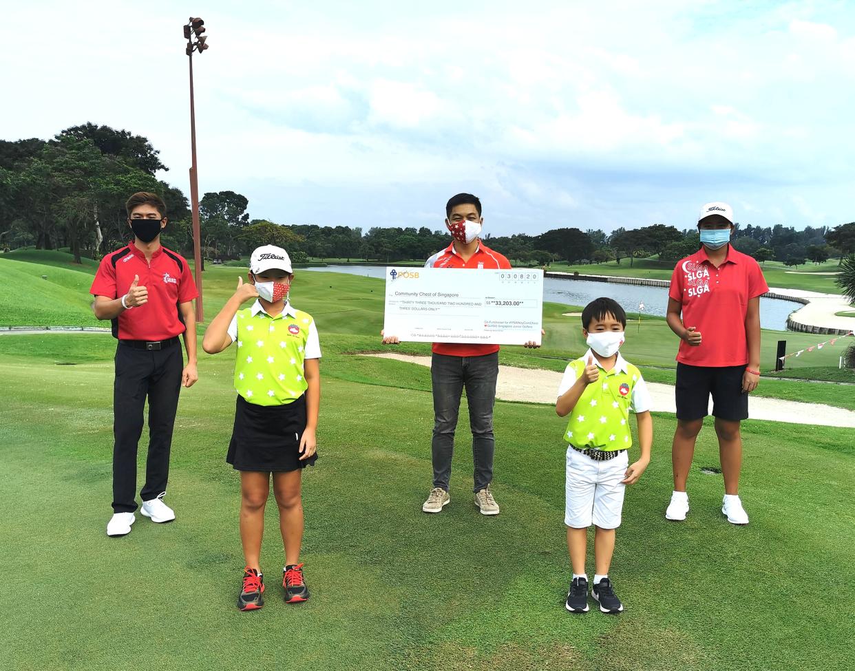 Singapore junior golfers raised $33,203 for the #YNWAbyComChest charity campaign fronted by Speaker of Parliament Tan Chuan-Jin (centre). (PHOTO: Singapore Golf Association)