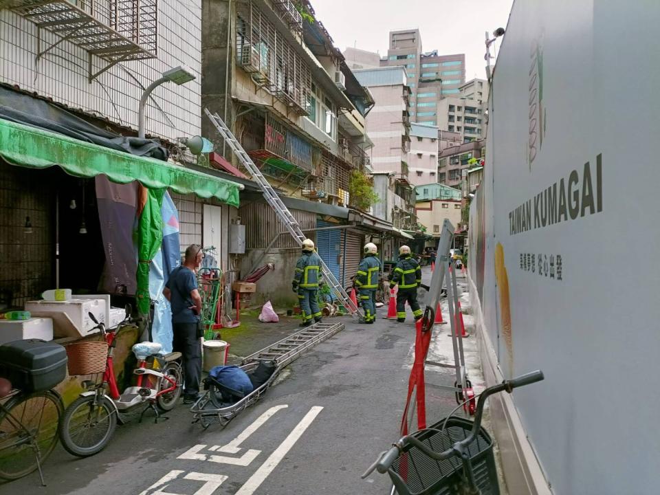 信義區崇德街60巷22號地層下陷，北市消防局架梯搶救受困居民。台北市政府提供