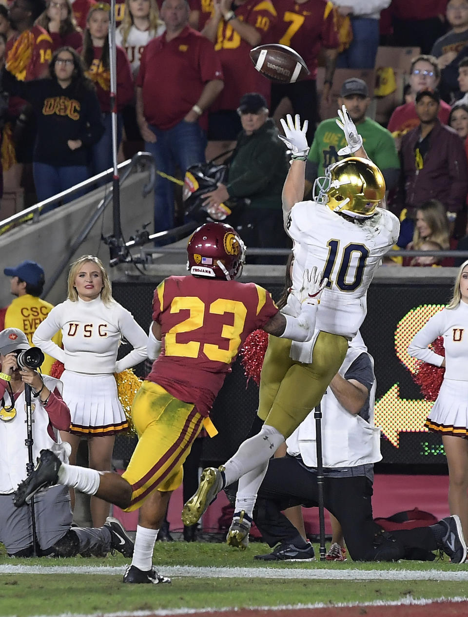 Notre Dame wide receiver Chris Finke, right, makes a touchdown catch as Southern California cornerback Jonathan Lockett defends during the first half of an NCAA college football game Saturday, Nov. 24, 2018, in Los Angeles. (AP Photo/Mark J. Terrill)
