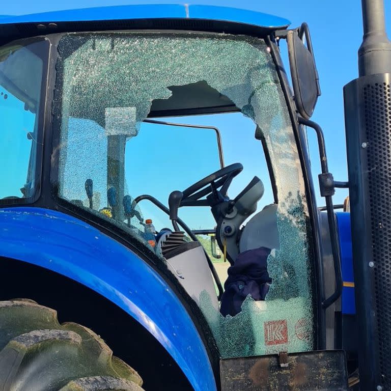 Así quedó la cabina del tractor tras el disparo