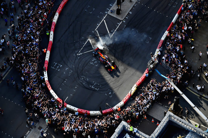 Großes Formel-1-Spektakel in London: Im Vorfeld des Rennens von Silverstone gastiert der PS-Zirkus in der englischen Metropole - mit reichlich Show und Stars. SPORT1 zeigt die Bilder