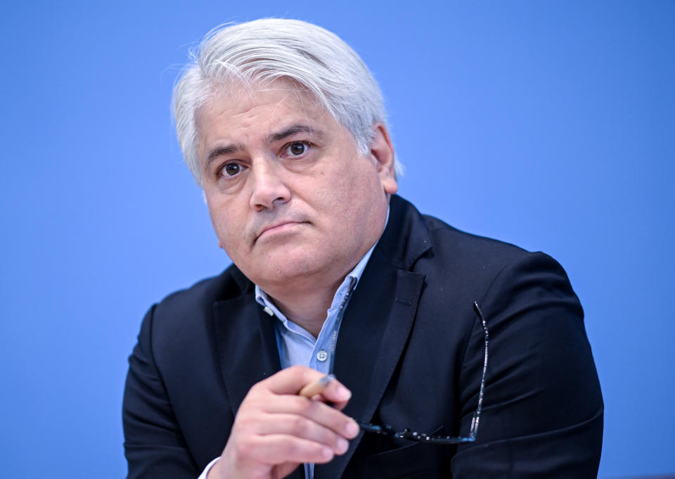 Mehmet Daimagüler, Bundesbeauftragter gegen Antiziganismus bei der Vorstellung des Jahresberichts der Melde- und Informationsstelle Antiziganismus (MIA) 2022 - Antiziganistische Vorfälle in Deutschland. (Foto: Britta Pedersen/dpa)